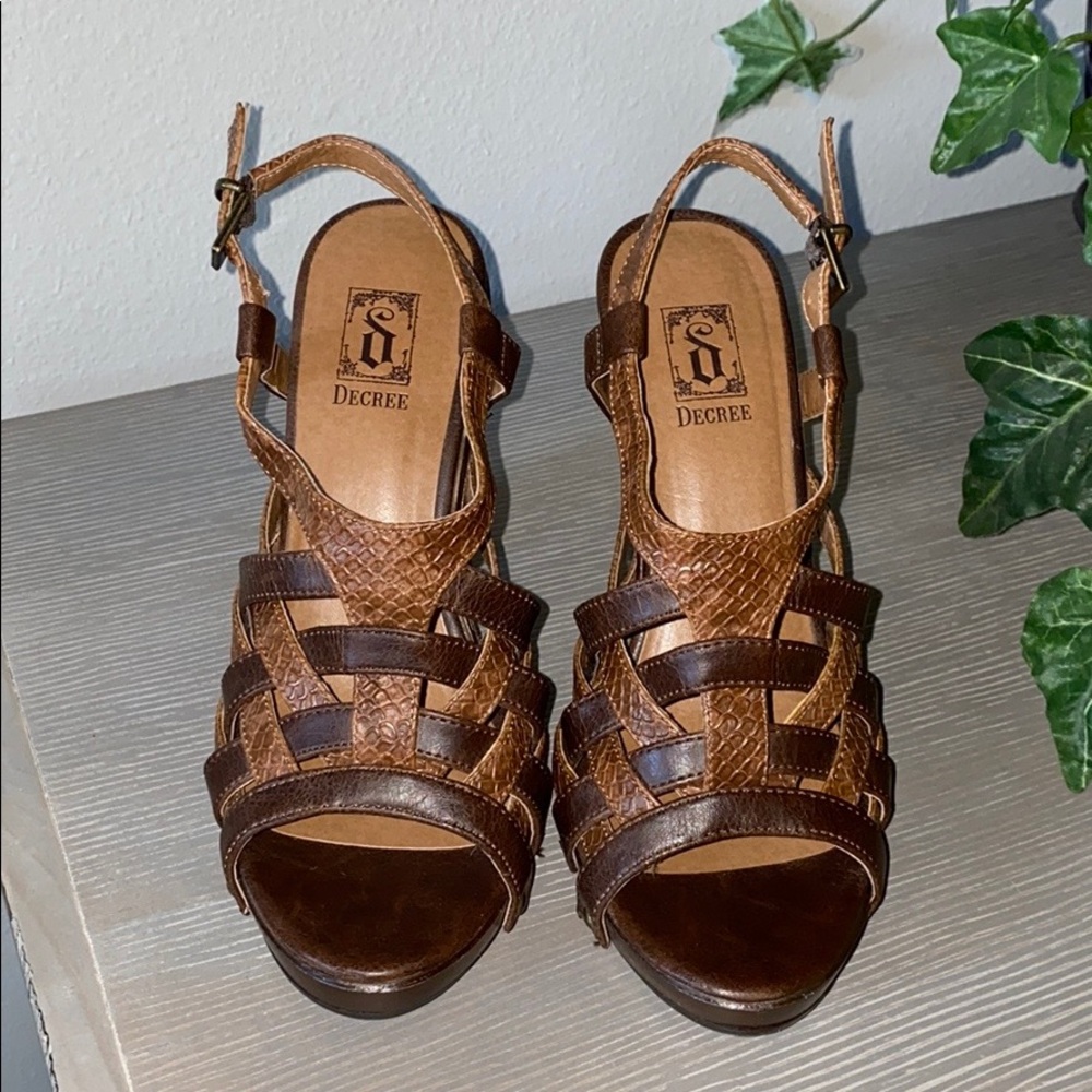Decree Strappy brown platform sandals size 6.5